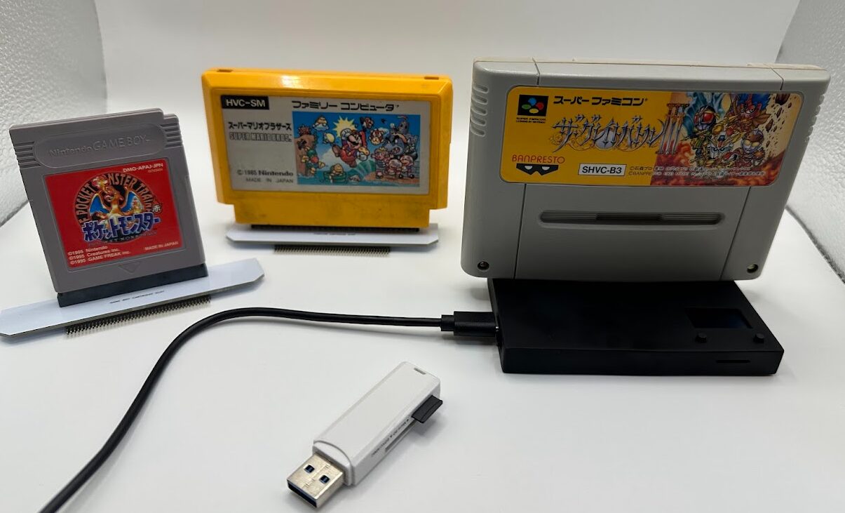 Retro Games Fun本体、交換用カートリッジ（白）、ポケモン赤、ザ・グレイトバトルIII、Vitaを並べた集合写真