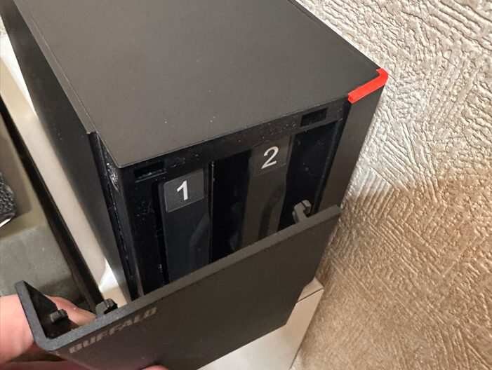 BUFFALO LinkStation LS720D 前面パネルの取り外し_3